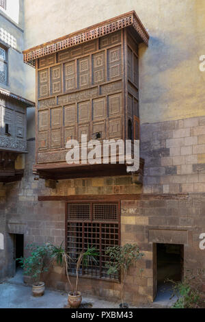 Façade de Zeinab Khatoun Maison historique avec l'époque mamelouke oriel style couverts par la grille en bois entrelacé (Mashrabiya), Le Caire, Egypte Banque D'Images