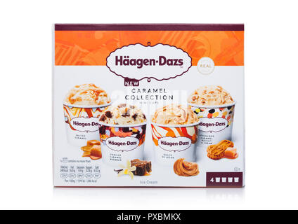 Londres, Royaume-Uni - 20 octobre 2018 : Emballage multiple de caramel crème glace Haagen-Dazs collection sur blanc. Banque D'Images