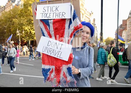 Londres, Royaume-Uni. 20 Oct, 2018. peuples autochtones anti vote brexit londres mars 20 octobre 2018 Crédit : Simon leigh/Alamy Live News Banque D'Images