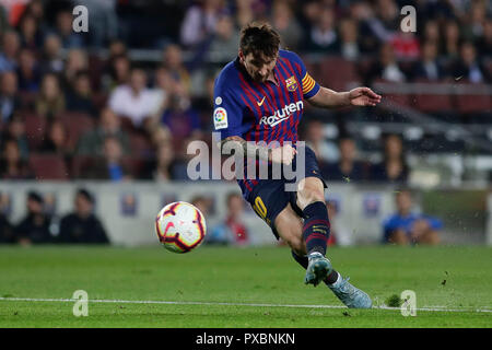 Camp Nou, Barcelona, Espagne. 20 Oct, 2018. La Liga football, Barcelone et Séville, le FC Barcelone Lionel Messi de pousses et marque son 2ème but du côté de la 12ème minute : Action Crédit Plus Sport/Alamy Live News Banque D'Images