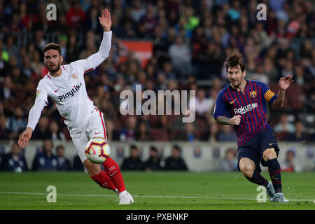 Camp Nou, Barcelona, Espagne. 20 Oct, 2018. La Liga football, Barcelone et Séville, le FC Barcelone Lionel Messi de pousses et marque son 2ème but du côté de la 12ème minute : Action Crédit Plus Sport/Alamy Live News Banque D'Images
