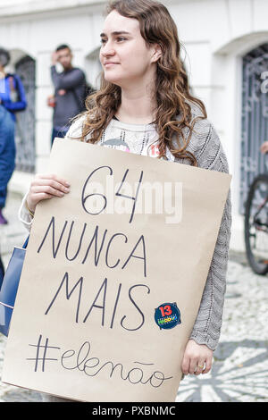 PR - Curitiba - 10/20/2018 - Manifestation il pas de Curitiba - manifestants contre la candidature de Bolsonaro Jaďr, re dans la pra Santos Andrade à Curitiba, pour mener à bien la loi, il n o, les femmes contre l'Bolsonaro. La manifestation vise à exposer au rejet par le candidat à la présidence de la République, constamment impliqué dans les cas de la misogynie, le racisme, l'homophobie et partial discours contre plusieurs autres groupes sociaux, y compris allègue également fort 2 allégations à propos de l'achat de fausses nouvelles contre PT diffusés par WhatsApp. Photo : Gabriel Machado/AGIF Banque D'Images