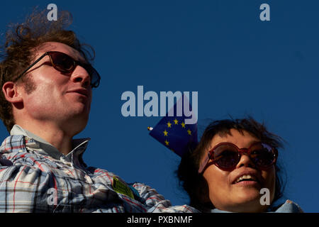 Londres, Royaume-Uni. 20 Oct, 2018. La Mars, des manifestants pacifiques ont marché à un second référendum à l'extérieur de l'Hôtel Ritz, Piccadilly Londres. 20 octobre 2018. Crédit : Thomas Bowles/Alamy Live News Banque D'Images