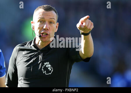 Cardiff, Royaume-Uni. 20 Oct, 2018. arbitre Kevin Friend orienté. Premier League match, Cardiff City v Fulham au Cardiff City Stadium le samedi 20 octobre 2018. Cette image ne peut être utilisé qu'à des fins rédactionnelles. Usage éditorial uniquement, licence requise pour un usage commercial. Aucune utilisation de pari, de jeux ou d'un seul club/ligue/dvd publications. Photos par Andrew Andrew/Verger Verger la photographie de sport/Alamy live news Crédit : Andrew Orchard la photographie de sport/Alamy Live News Banque D'Images