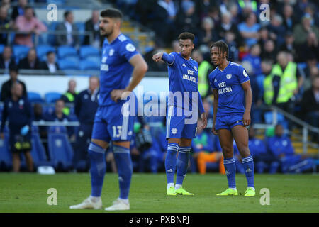 Cardiff, Royaume-Uni. 20 Oct, 2018. Josh Murphy : Crédit de Cardiff City parle à Bobby Decordova-Reid ¨ ville de Cardiff lors de la Premier League match, Cardiff City v Fulham au Cardiff City Stadium le samedi 20 octobre 2018. Cette image ne peut être utilisé qu'à des fins rédactionnelles. Usage éditorial uniquement, licence requise pour un usage commercial. Aucune utilisation de pari, de jeux ou d'un seul club/ligue/dvd publications. Photos par Andrew Andrew/Verger Verger la photographie de sport/Alamy Live News Banque D'Images