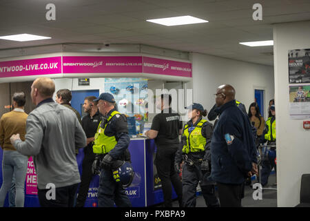 Brentwood, Essex, 20 octobre 2018 le désordre à grande échelle dans un match de boxe professionnelle au Centre Brentwood, Essex. Un grand nombre de police d'Essex en tenue de combat ont été déployés à l'intérieur et l'extérieur de l'événement. Ian Davidson Crédit/Alamy Live News Banque D'Images