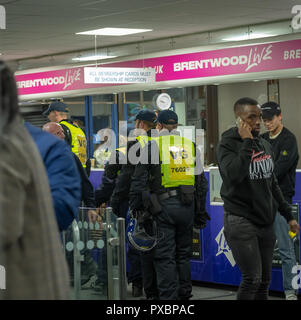 Brentwood, Essex, 20 octobre 2018 le désordre à grande échelle dans un match de boxe professionnelle au Centre Brentwood, Essex. Un grand nombre de police d'Essex en tenue de combat ont été déployés à l'intérieur et l'extérieur de l'événement. Ian Davidson Crédit/Alamy Live News Banque D'Images