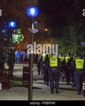 Brentwood, Essex, 20 octobre 2018 le désordre à grande échelle dans un match de boxe professionnelle au Centre Brentwood, Essex. Un grand nombre de police d'Essex en tenue de combat ont été déployés à l'intérieur et l'extérieur de l'événement. Ian Davidson Crédit/Alamy Live News Banque D'Images