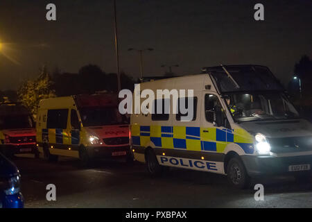 Brentwood, Essex, 20 octobre 2018 le désordre à grande échelle dans un match de boxe professionnelle au Centre Brentwood, Essex. Un grand nombre de police d'Essex en tenue de combat ont été déployés à l'intérieur et l'extérieur de l'événement. Ian Davidson Crédit/Alamy Live News Banque D'Images