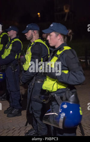 Brentwood, Essex, 20 octobre 2018 le désordre à grande échelle dans un match de boxe professionnelle au Centre Brentwood, Essex. Un grand nombre de police d'Essex en tenue de combat ont été déployés à l'intérieur et l'extérieur de l'événement. Ian Davidson Crédit/Alamy Live News Banque D'Images