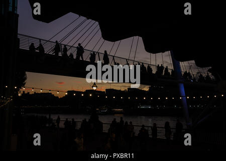 Southbank, Londres UK. 20 octobre 2018. Météo France, beau ciel de Londres pendant le coucher du soleil. Silhouettes sur passerelle. Credit : carol moir/Alamy Live News