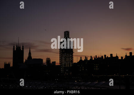 Southbank, Londres UK. 20 octobre 2018. Météo France, beau ciel de Londres pendant le coucher du soleil. Silhouette de Big Ben et Westminster. Credit : carol moir/Alamy Live News