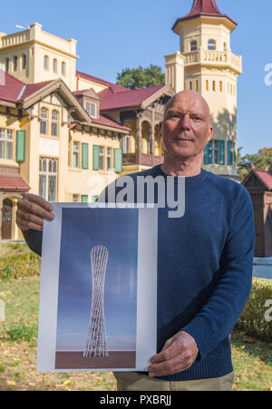 Storkow, Allemagne. 11Th Oct, 2018. Rainer Opolka, entrepreneur et artiste de la société Zweibrüder Kunst- und Kultur GmbH, se dresse en face de son château Hubertushöhe et montre une conception d'une tour d'observation. Rainer Opolka souhaite développer le territoire autour de Latrop château dans un parc de l'art et la littérature. (Dpa-KORR 'élitiste de Castle Hotel à l'art et la littérature pour tous' à partir de 21.10.2018) Crédit : Patrick Pleul/ZB/dpa/Alamy Live News Banque D'Images