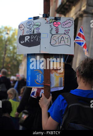 Londres, Royaume-Uni. 20 Oct, 2018. Les jeunes électeurs exigeant un référendum sur l'accord final Brexit en assistant à vote du peuple mars à Londres. Credit : Andis Atvars / Alamy Live News Banque D'Images