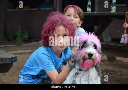 Austin, TX, USA. 20 Oct, 2018. Sigi poseses avec Shai et Jackson au festival. L'Austin Club les cheveux du visage et le petit Darlin' ont fait équipe pour mettre sur la 5e édition de la barbe et moustache de chien Concours pour lever des fonds et de sensibilisation pour Bully Ranch, un refuge pour les pit-bull et de type pit-bull dogs où ils peuvent recevoir la réadaptation, la formation, et à devenir des membres importants d'une famille aimante, pour toujours. Crédit : Glenn Ruthven/Alamy Live News Banque D'Images