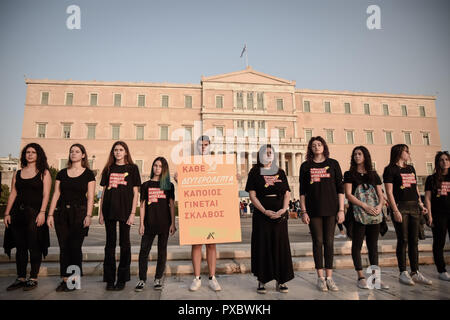 Athènes, Grèce. 20 Oct, 2018. Les participants sont vu debout devant l'Parliamentduring grecque la 5e marche pour la liberté en 2018 à Athènes, un événement qui vise à sensibiliser la population à la traite et à faire savoir aux gens que l'esclavage existe toujours. Credit : SOPA/Alamy Images Limited Live News Banque D'Images