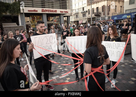 Athènes, Grèce. 20 Oct, 2018. Les participants ont vu la tenue des pancartes lors de la 5e marche pour la liberté en 2018 à Athènes, un événement qui vise à sensibiliser la population à la traite et à faire savoir aux gens que l'esclavage existe toujours. Credit : SOPA/Alamy Images Limited Live News Banque D'Images