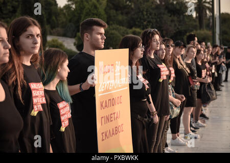 Athènes, Grèce. 20 Oct, 2018. Un participant est titulaire d'une plaque avec les mots ensemble pour la liberté au cours de la 5e marche pour la liberté en 2018 à Athènes, un événement qui vise à sensibiliser la population à la traite et à faire savoir aux gens que l'esclavage existe toujours. Credit : SOPA/Alamy Images Limited Live News Banque D'Images