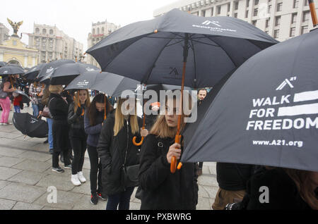 Kiev, Kiev, Ukraine. 20 Oct, 2018. Vu des gens habillés de noir tenant des parapluies noirs dans une file d'attente au cours de la marche.Les gens ont participé à la 5e marche pour la liberté en 2018 à Kiev, un événement qui vise à sensibiliser la population à la traite et à faire savoir aux gens que l'esclavage existe toujours. Crédit : Pavlo Gonchar SOPA/Images/ZUMA/Alamy Fil Live News Banque D'Images