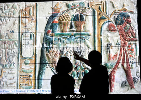 Cleveland, USA. Août 23, 2018. Les visiteurs regarder un appareil interactif au Cleveland Museum of Art (CMA) à Cleveland, Ohio, États-Unis, 23 août 2018. Situé à environ 8 kilomètres à l'est du centre-ville de Cleveland, l'AMC, qui compte près de 45 000 œuvres couvrant 6 000 ans, se classe régulièrement parmi les meilleurs musées d'art globale aux États-Unis et l'un des plus visités dans le monde. Pour aller avec fonctionnalité : la collection d'art chinois ajoute un appel à la ceinture de rouille américain town Crédit : Wang Ying/Xinhua/Alamy Live News Banque D'Images