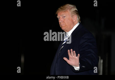 Washington, États-Unis d'Amérique. 20 Oct, 2018. Le Président des Etats-Unis, Donald J. Trump vagues aux journalistes qu'il revient à la Maison Blanche à Washington, DC après une campagne de 3 jours swing dans l'Ouest, le 20 octobre 2018. Crédit : Mike Theiler/Piscine via CNP | Conditions de crédit dans le monde entier : dpa/Alamy Live News Banque D'Images