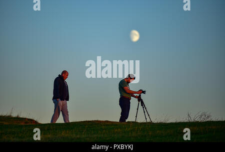 Eastbourne, Royaume-Uni. 20 Oct, 2018. Les visiteurs apprécier le coucher du soleil de Beachy Head ce soir après une autre journée de temps chaud et ensoleillé sur la côte sud Crédit : Simon Dack/Alamy Live News Banque D'Images