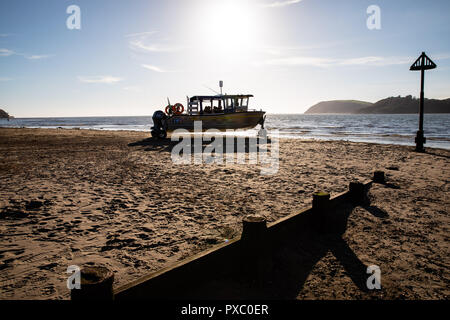 Ferryside, Carmarthenshire, UK. 20 octobre 2018. Day trippers profitez d'une ambiance chaleureuse et ensoleillée journée d'octobre pour traverser l'estuaire, embouchure de la rivière Towy. Un nouveau traversier ressuscite les 1 000 ans de traversée entre Ferryside et Llansteffan qui ne tourne pas, il y a 60 ans. Bénéficiant d'une subvention, les collectivités côtières ferry amphibie a été fabriqué en Pembrokeshire et apporte de nouveaux visiteurs et les possibilités d'emploi pour les populations locales à Ferryside et Llansteffan, Carmarthenshire, Pays de Galles. Credit : Gareth Llewelyn/Alamy Live News. Banque D'Images