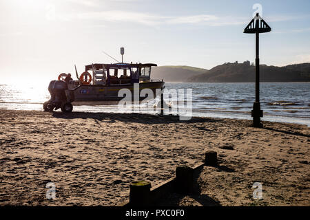 Ferryside, Carmarthenshire, UK. 20 octobre 2018. Day trippers profitez d'une ambiance chaleureuse et ensoleillée journée d'octobre pour traverser l'estuaire, embouchure de la rivière Towy. Un nouveau traversier ressuscite les 1 000 ans de traversée entre Ferryside et Llansteffan qui ne tourne pas, il y a 60 ans. Bénéficiant d'une subvention, les collectivités côtières ferry amphibie a été fabriqué en Pembrokeshire et apporte de nouveaux visiteurs et les possibilités d'emploi pour les populations locales à Ferryside et Llansteffan, Carmarthenshire, Pays de Galles. Credit : Gareth Llewelyn/Alamy Live News. Banque D'Images