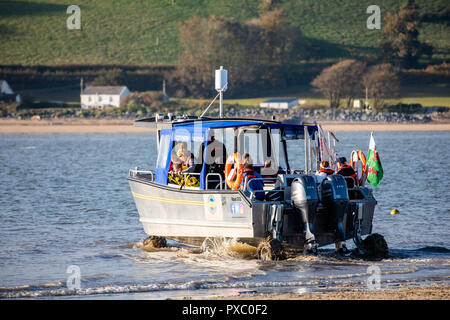 Ferryside, Carmarthenshire, UK. 20 octobre 2018. Day trippers profitez d'une ambiance chaleureuse et ensoleillée journée d'octobre pour traverser l'estuaire, embouchure de la rivière Towy. Un nouveau traversier ressuscite les 1 000 ans de traversée entre Ferryside et Llansteffan qui ne tourne pas, il y a 60 ans. Bénéficiant d'une subvention, les collectivités côtières ferry amphibie a été fabriqué en Pembrokeshire et apporte de nouveaux visiteurs et les possibilités d'emploi pour les populations locales à Ferryside et Llansteffan, Carmarthenshire, Pays de Galles. Credit : Gareth Llewelyn/Alamy Live News. Banque D'Images