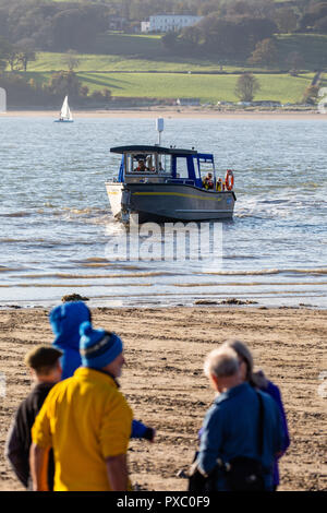 Ferryside, Carmarthenshire, UK. 20 octobre 2018. Day trippers profitez d'une ambiance chaleureuse et ensoleillée journée d'octobre pour traverser l'estuaire, embouchure de la rivière Towy. Un nouveau traversier ressuscite les 1 000 ans de traversée entre Ferryside et Llansteffan qui ne tourne pas, il y a 60 ans. Bénéficiant d'une subvention, les collectivités côtières ferry amphibie a été fabriqué en Pembrokeshire et apporte de nouveaux visiteurs et les possibilités d'emploi pour les populations locales à Ferryside et Llansteffan, Carmarthenshire, Pays de Galles. Credit : Gareth Llewelyn/Alamy Live News. Banque D'Images