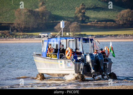 Ferryside, Carmarthenshire, UK. 20 octobre 2018. Day trippers profitez d'une ambiance chaleureuse et ensoleillée journée d'octobre pour traverser l'estuaire, embouchure de la rivière Towy. Un nouveau traversier ressuscite les 1 000 ans de traversée entre Ferryside et Llansteffan qui ne tourne pas, il y a 60 ans. Bénéficiant d'une subvention, les collectivités côtières ferry amphibie a été fabriqué en Pembrokeshire et apporte de nouveaux visiteurs et les possibilités d'emploi pour les populations locales à Ferryside et Llansteffan, Carmarthenshire, Pays de Galles. Credit : Gareth Llewelyn/Alamy Live News. Banque D'Images