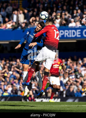 Londres, Royaume-Uni. 20 Oct, 2018. Alvaro Morata de Chelsea et Chris Smalling de Manchester United défi pour la balle au cours de la Premier League match entre Chelsea et Manchester United à Stamford Bridge, Londres, Angleterre le 20 octobre 2018. Photo par Liam McAvoy. Credit : UK Sports Photos Ltd/Alamy Live News Banque D'Images