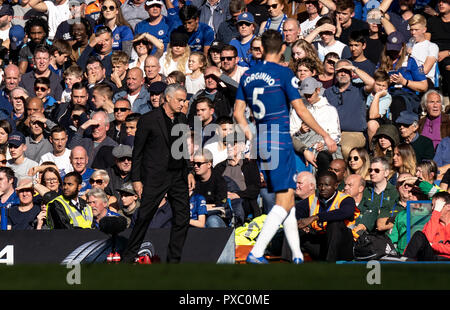 Londres, Royaume-Uni. 20 Oct, 2018. Jose Mourinho manager de Manchester United au cours de la Premier League match entre Chelsea et Manchester United à Stamford Bridge, Londres, Angleterre le 20 octobre 2018. Photo par Liam McAvoy. Credit : UK Sports Photos Ltd/Alamy Live News Banque D'Images