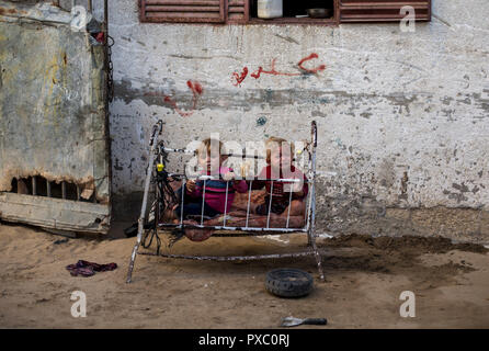 Enfants réfugiés palestiniens jouent à l'extérieur de l'accueil temporaire dans le nord de la bande de Gaza ville de Beit Lahia. Un nombre croissant de familles fait face à la pauvreté après la perte de travail au cours des dix dernières années du siège de Gaza et les trois guerres israéliennes sur la bande de Gaza. Banque D'Images