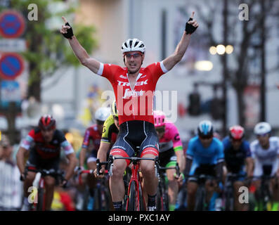 Utsunomiya, Japon. 20 Oct, 2018. Degednkolb allemand John cycliste de Trek Segafredo lève son bras en l'air comme il a gagné la Coupe du Japon en Critérium Utsunomiya, 100km au nord de Tokyo le samedi 20 octobre 2018. Credit : Yoshio Tsunoda/AFLO/Alamy Live News Banque D'Images