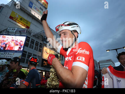 Utsunomiya, Japon. 20 Oct, 2018. Degednkolb allemand John cycliste de Trek Segafredo réagit à l'auditoire après qu'il a remporté la Coupe du Japon en Critérium Utsunomiya, 100km au nord de Tokyo le samedi 20 octobre 2018. Credit : Yoshio Tsunoda/AFLO/Alamy Live News Banque D'Images