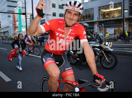 Utsunomiya, Japon. 20 Oct, 2018. Degednkolb allemand John cycliste de Trek Segafredo réagit à l'auditoire après qu'il a remporté la Coupe du Japon en Critérium Utsunomiya, 100km au nord de Tokyo le samedi 20 octobre 2018. Credit : Yoshio Tsunoda/AFLO/Alamy Live News Banque D'Images