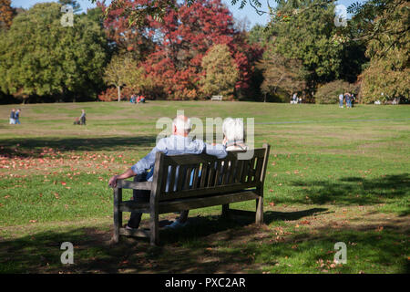 London UK. 21 octobre 2018. Les gens profiter du magnifique soleil d'automne sous le soleil d'après-midi chaud à Wimbledon Park Crédit : amer ghazzal/Alamy Live News Banque D'Images