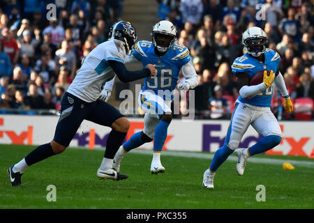 Londres, Royaume-Uni. 21 octobre 2018. Artavis Wide receiver Scott (10) de l'aide des chargeurs en possession. Tennessee Titans à Los Angeles Chargers NFL match au stade de Wembley, le second de la NFL Londres 2018 jeux. Crédit : Stephen Chung / Alamy Live News Banque D'Images