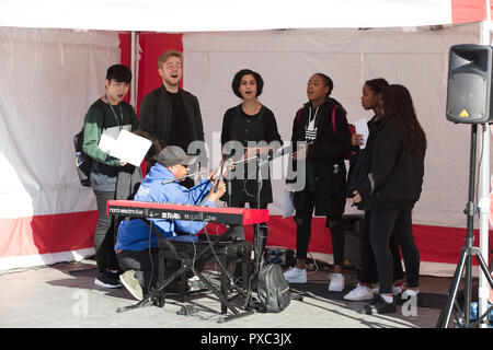 Woolwich, Londres, Royaume-Uni. 21 octobre 2018. Musiciens vus au marché de Woolwich. Credit: Joe Kuis / Alamy Live News Banque D'Images