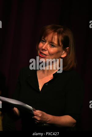 Rochdale, UK. 21 Oct 2018. L'acteur et réalisateur Joyce Branagh présente et organise un "Femmes du monde" de l'événement. Acteurs, Mina Anwar, Booman Bohn, Sue Devaney et Hannah Ellis Ryan présente des lectures de poésie et de prose de Maskew collection de littérature classique de Rochdale bibliothèque centrale. L'exécution a lieu au villages 90 ans Théâtre du Rideau, Rochdale. 21 octobre 2018 (C)Barbara Cook/Alamy Live News Banque D'Images