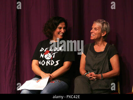 Rochdale, UK. 21 Oct 2018. L'acteur et réalisateur Joyce Branagh présente et organise un "Femmes du monde" de l'événement. Acteurs, Sue Devaney et Mina Anwar, regarder des lectures de poésie et de prose de Maskew collection de littérature classique de Rochdale bibliothèque centrale. L'exécution a lieu au villages 90 ans Théâtre du Rideau, Rochdale. 21 octobre 2018 (C)Barbara Cook/Alamy Live News Banque D'Images