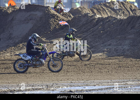 Weston Super Mare, Royaume-Uni. 21 Oct 2018. The UK's biggest bike race sur le front de mer à Weston Super Mare. Montagnes de sable sont mis dans une situation très difficile piste de course le long du front de mer et au-delà de la ligne de départ et d'arrivée. Cette année sa 36e année, l'événement s'est passé. Des milliers de visiteurs d'assend regarder une course rapide et furieux. Robert Timoney/ive/News. Crédit : Robert Timoney/Alamy Live News Banque D'Images