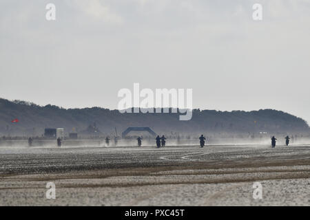 Weston Super Mare, Royaume-Uni. 21 Oct 2018. The UK's biggest bike race sur le front de mer à Weston Super Mare. Montagnes de sable sont mis dans une situation très difficile piste de course le long du front de mer et au-delà de la ligne de départ et d'arrivée. Cette année sa 36e année, l'événement s'est passé. Des milliers de visiteurs d'assend regarder une course rapide et furieux. Robert Timoney/ive/News. Crédit : Robert Timoney/Alamy Live News Banque D'Images