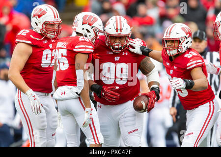 Madison, WI, USA. 20 Oct, 2018. Wisconsin Badgers attaquer nez Sagapolu Olive # 99 célèbre un de perception au cours de la NCAA Football match entre l'Illinois Fighting Illini et le Wisconsin Badgers au Camp Randall Stadium à Madison, WI. Le Wisconsin a défait l'Illinois 49-20. John Fisher/CSM/Alamy Live News Banque D'Images