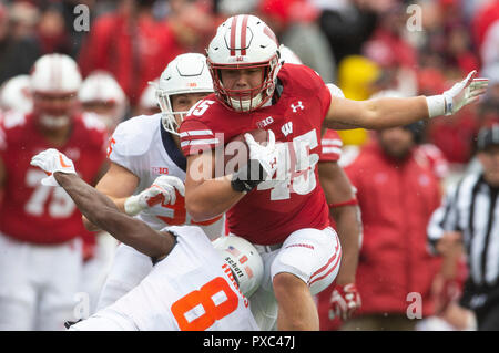 Madison, WI, USA. 20 Oct, 2018. Wisconsin Badgers fullback Alec Ingold # 45 se précipite la balle pendant la NCAA Football match entre l'Illinois Fighting Illini et le Wisconsin Badgers au Camp Randall Stadium à Madison, WI. Le Wisconsin a défait l'Illinois 49-20. John Fisher/CSM/Alamy Live News Banque D'Images