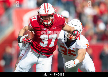 Madison, WI, USA. 20 Oct, 2018. Wisconsin Badgers Garrett running back # 37 Groshek se précipite la balle pendant la NCAA Football match entre l'Illinois Fighting Illini et le Wisconsin Badgers au Camp Randall Stadium à Madison, WI. Le Wisconsin a défait l'Illinois 49-20. John Fisher/CSM/Alamy Live News Banque D'Images