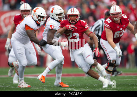 Madison, WI, USA. 20 Oct, 2018. Wisconsin Badgers running back Jonathan Taylor # 23 se précipite la balle pendant la NCAA Football match entre l'Illinois Fighting Illini et le Wisconsin Badgers au Camp Randall Stadium à Madison, WI. Le Wisconsin a défait l'Illinois 49-20. John Fisher/CSM/Alamy Live News Banque D'Images