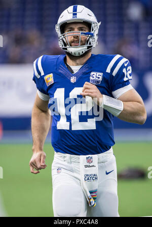 Indianapolis, Indiana, USA. 21 Oct, 2018. Indianapolis Colts quarterback Andrew Luck (12) se réchauffe avant l'action de jeu de football américain NFL entre les Bills de Buffalo et les Indianapolis Colts au Lucas Oil Stadium à Indianapolis, Indiana. John Mersits/CSM/Alamy Live News Banque D'Images