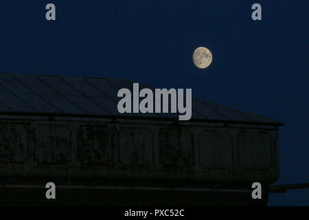 Londres, Royaume-Uni. 21 Oct 2018. Lune se lève au-dessus du nord de Londres, après une journée ensoleillée et chaude dans la capitale. 90 % gibbeuse avec 90 % de la visibilité et la pleine lune sera le 24 octobre 2018. Credit : Dinendra Haria/Alamy Live News Banque D'Images